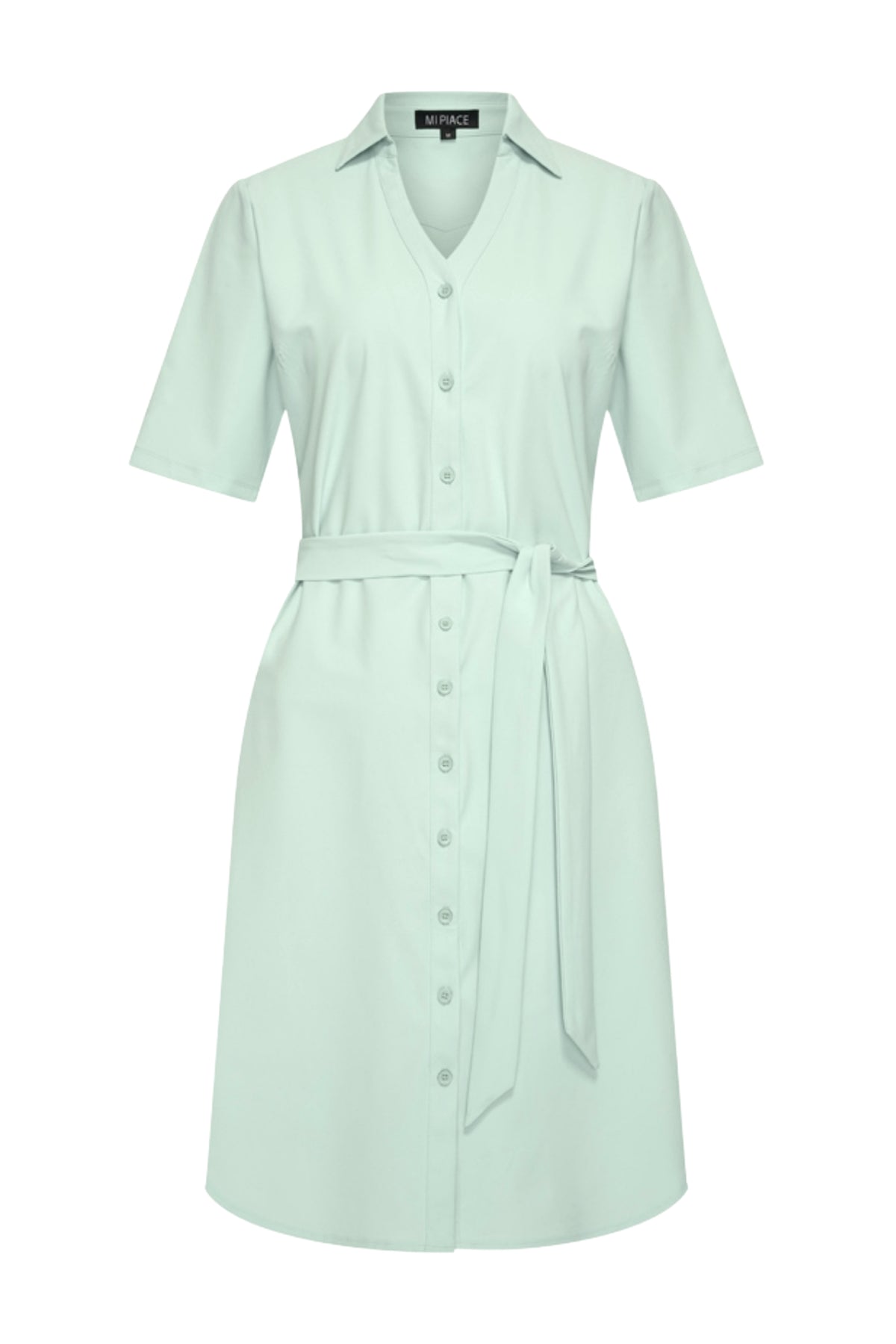Mi Piace travel jurk in pistachekleur met comfortabele pasvorm en stijlvolle uitstraling, perfect voor zomerse gelegenheden.