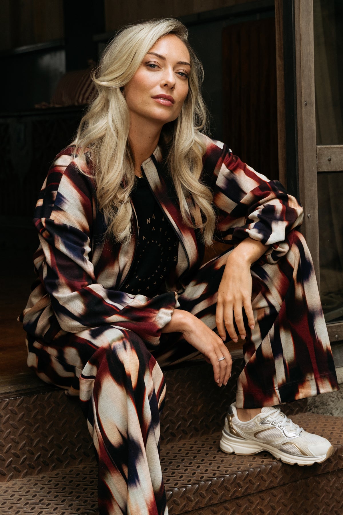 Diede Faded Big Wine Red Multi jas voor dames van &Co woman, met kleurrijk ontwerp en comfortabele pasvorm.