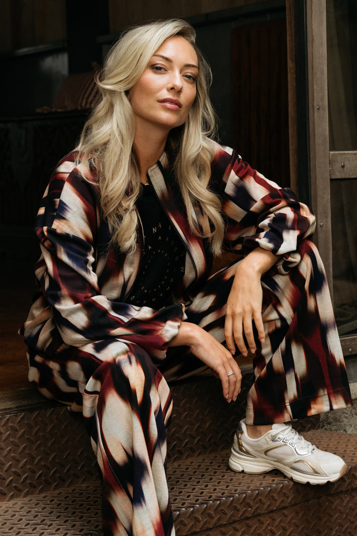 Diede Faded Big Wine Red Multi jas voor dames van &Co woman, met kleurrijk ontwerp en comfortabele pasvorm.