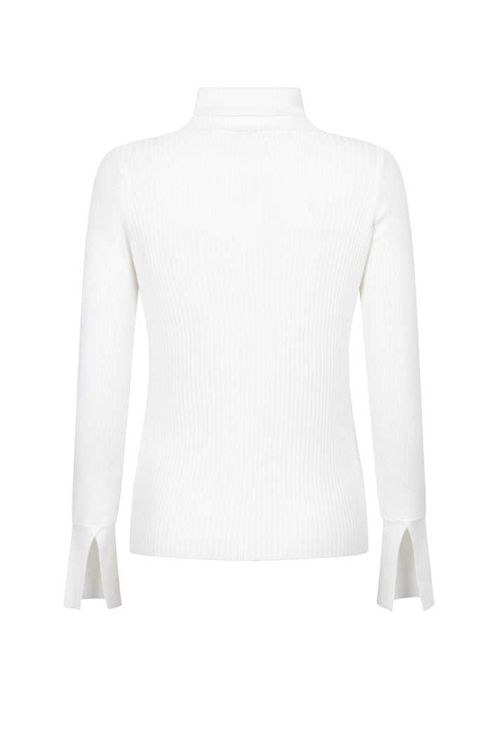 Offwhite trui Pamela van Zoso met zachte stof en losse pasvorm, zichtbaar in de afbeelding.