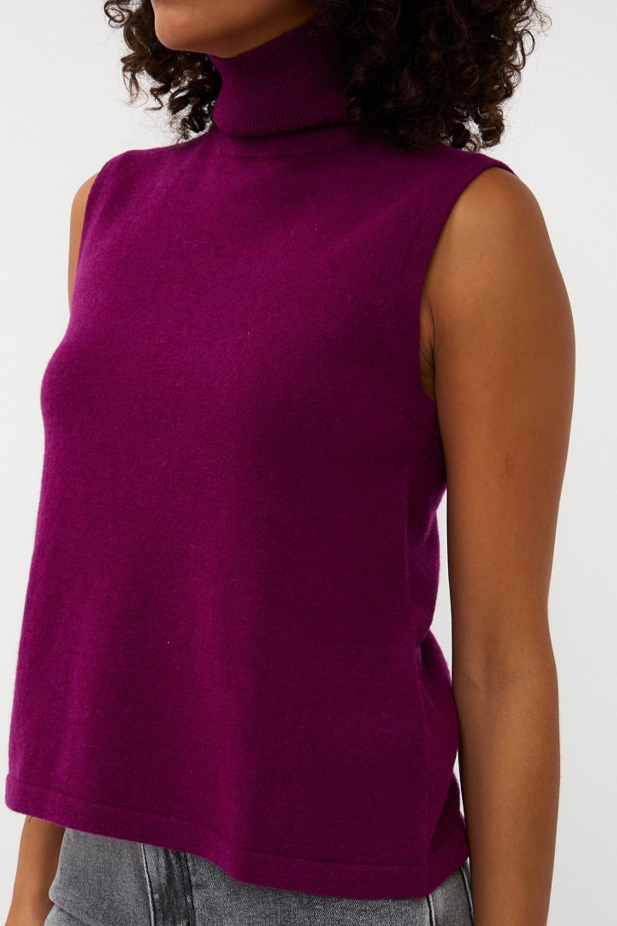 Maroon EsQualo wollen sweater met col, zachte textuur en comfortabele pasvorm, gedragen door een persoon op een webafbeelding