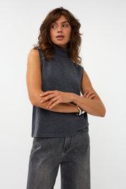 Donkergrijze melange wollen sweater van EsQualo, close-up van de zachte stof en ronde hals.