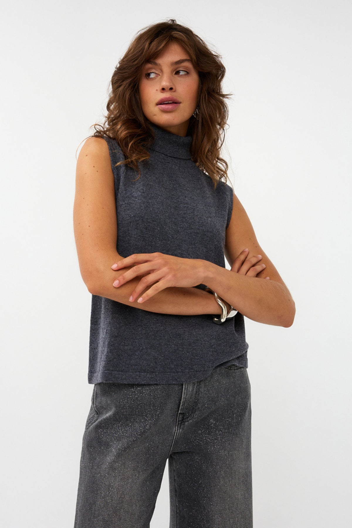 Donkergrijze melange wollen sweater van EsQualo, close-up van de zachte stof en ronde hals.