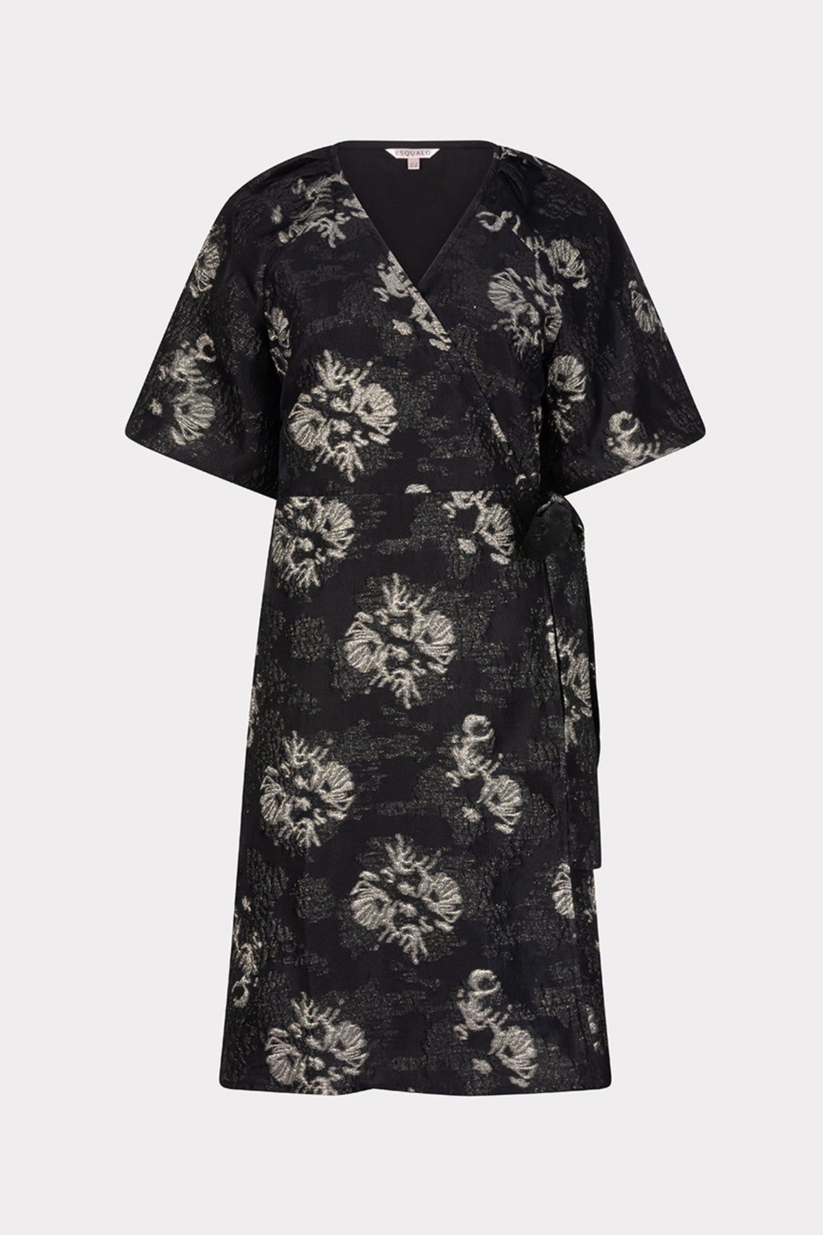 Zwarte jacquard jurk van EsQualo met elegante patroon, korte mouwen en getailleerde pasvorm.