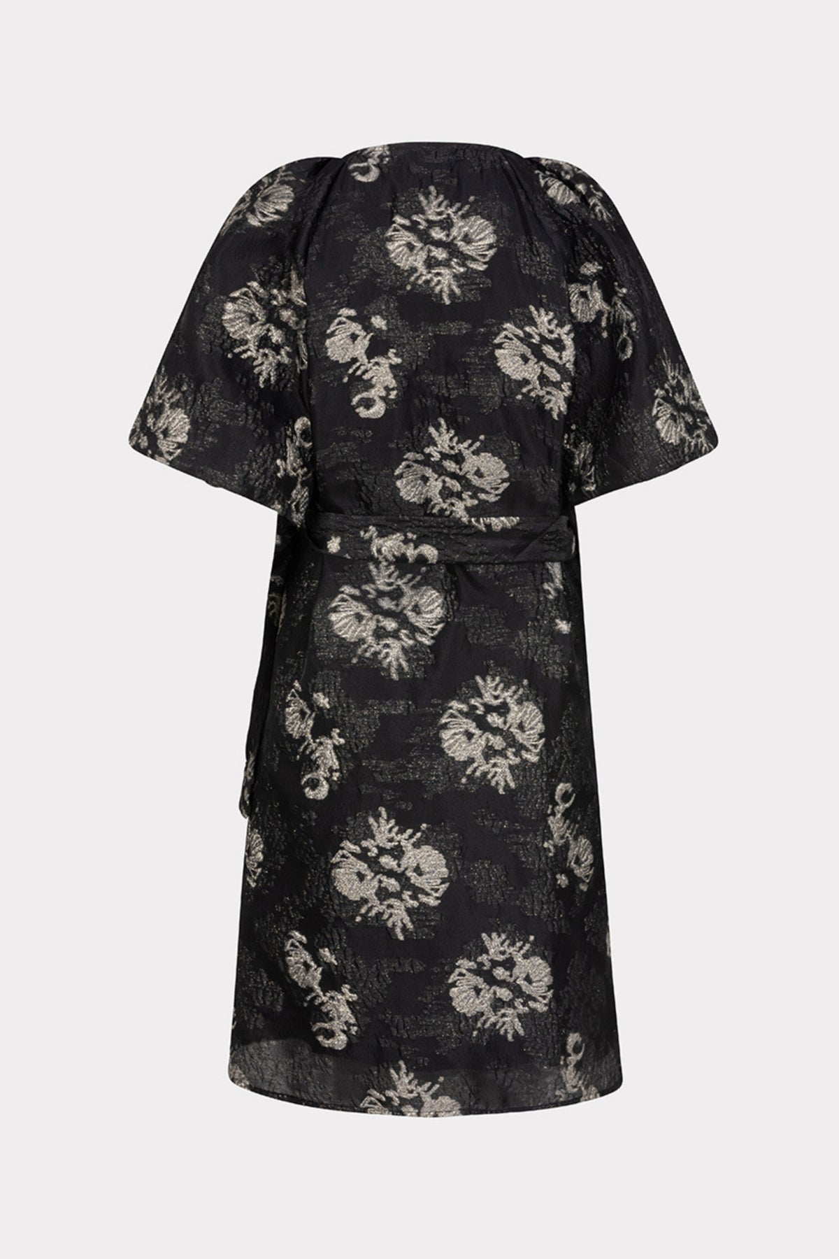 Zwarte jacquard jurk van EsQualo met elegante print en vloeiende stof, gedragen door een model op een neutrale achtergrond.