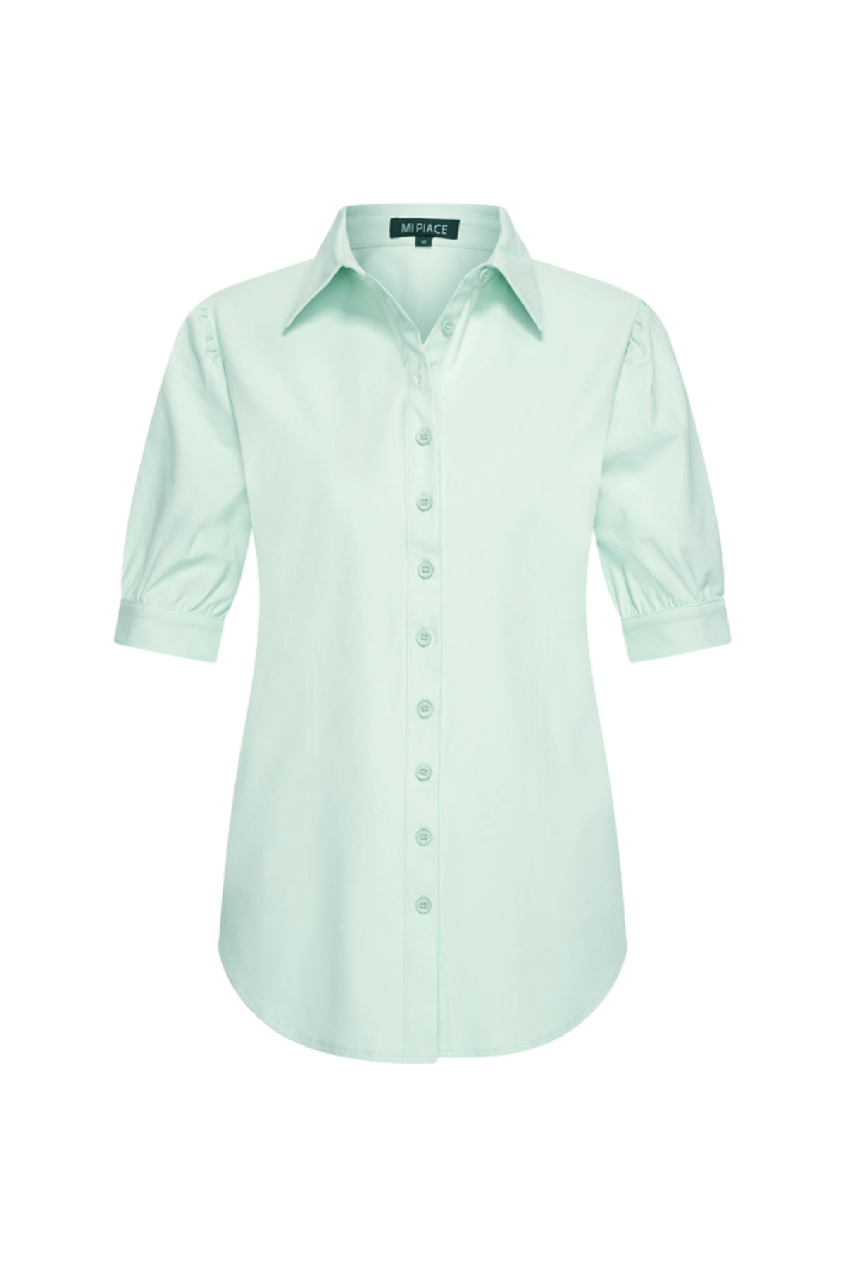 Lichtgroene reisblouse van Mi Piace, pistachekleur, met comfortabele pasvorm en elegante details, geschikt voor reizen en casual gebruik.