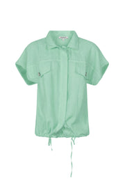 Mintgroene blouse Elise van Zoso met korte mouwen en losvallende pasvorm, getoond in een overzichtsfoto.