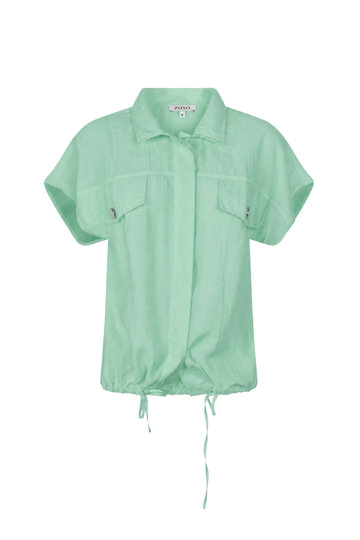 Mintgroene blouse Elise van Zoso met korte mouwen en losvallende pasvorm, getoond in een overzichtsfoto.