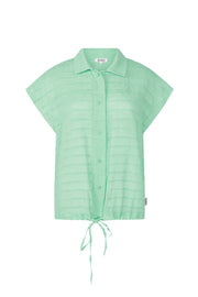 Mintgroene blouse Anna van Zoso, met lange mouwen en knoopsluiting, zichtbaar op de afbeelding.