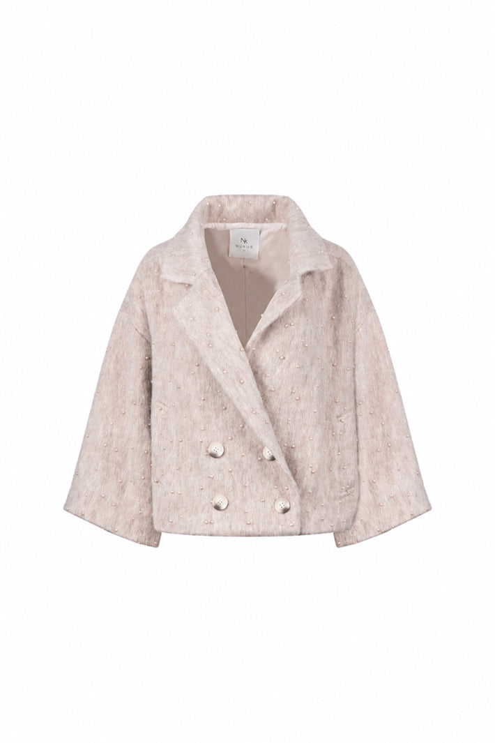 Nukus Danique Pearls Sand jas met parel-details en comfortabele pasvorm, zichtbaar in de webshopafbeelding.