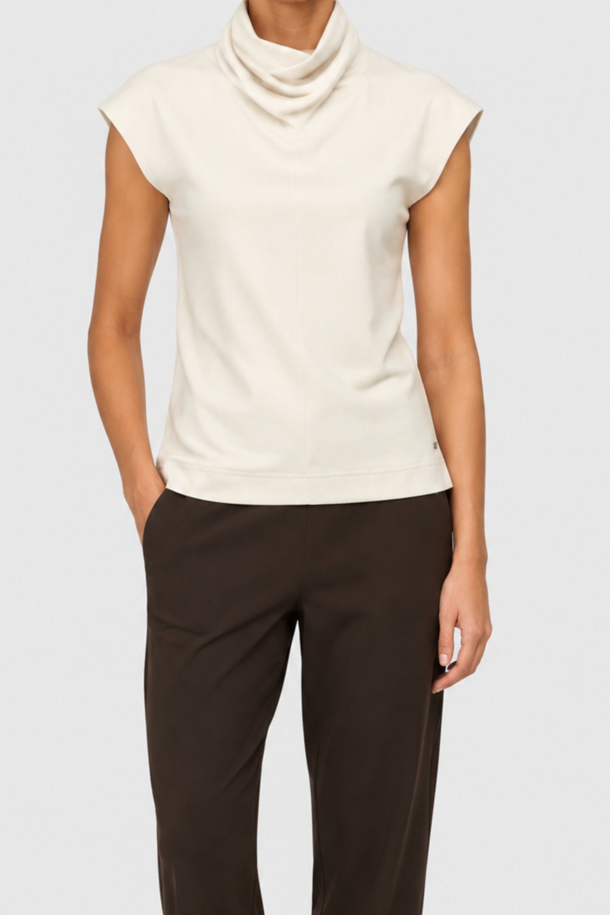 Reis-top van Maicazz & Zizo in offwhite kleur, geschikt voor comfortabel reizen en casual dragen.
