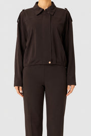 Reisjacke Daily in bruin van Maicazz & Zizo, lichte en comfortabele jas met praktische zakken voor dagelijks gebruik.