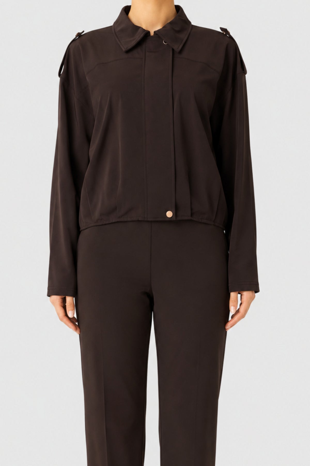 Reisjacke Daily in bruin van Maicazz & Zizo, lichte en comfortabele jas met praktische zakken voor dagelijks gebruik.
