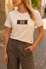 Witte Bailey Warm T-shirt van Elvira Casuals, casual ontwerp met zachte stof, gedragen door een model.