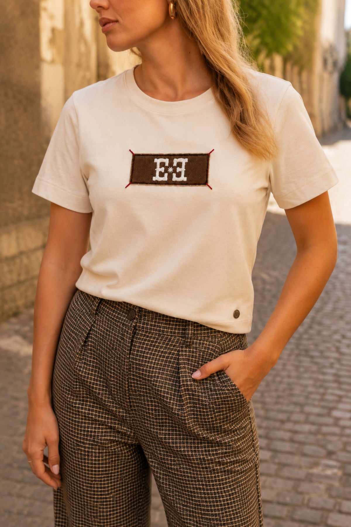 Witte Bailey Warm T-shirt van Elvira Casuals, casual ontwerp met zachte stof, gedragen door een model.