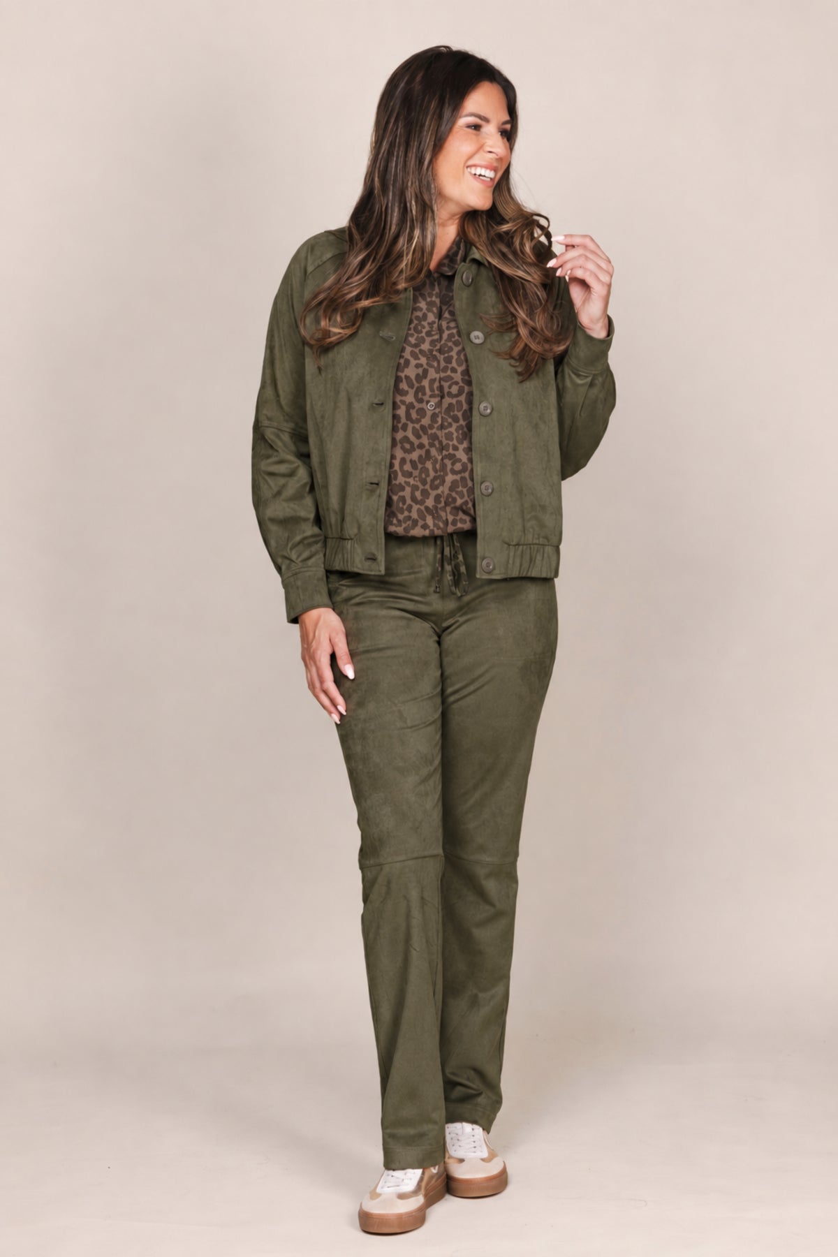 Groene Zoso Cato broek met rechte pasvorm en elastische taille, zichtbaar op de afbeelding.