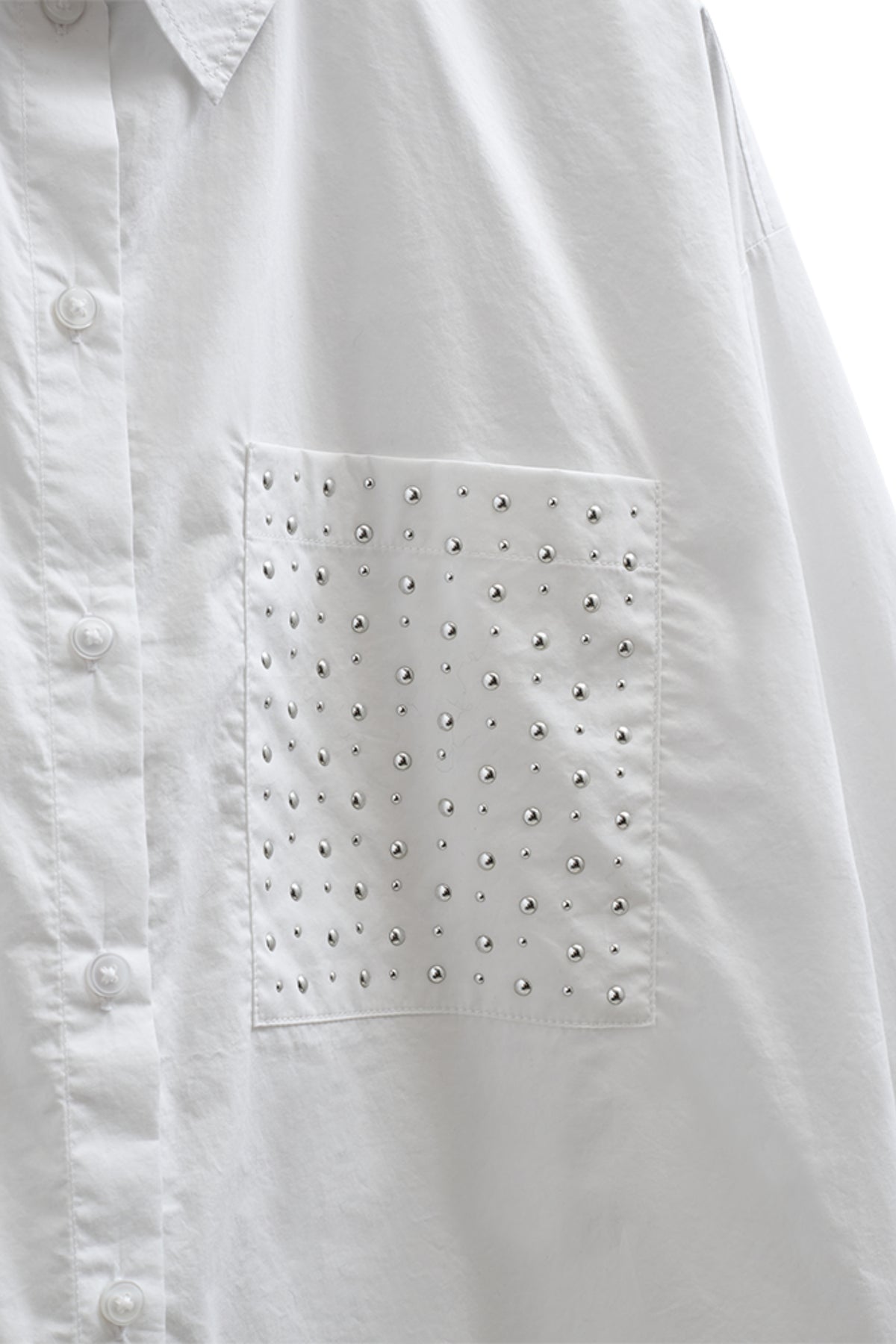 Witte blouse Fqkamille van Freequent, close-up van de lichtgekleurde, katoenen blouse met knoopsluiting en lange mouwen.
