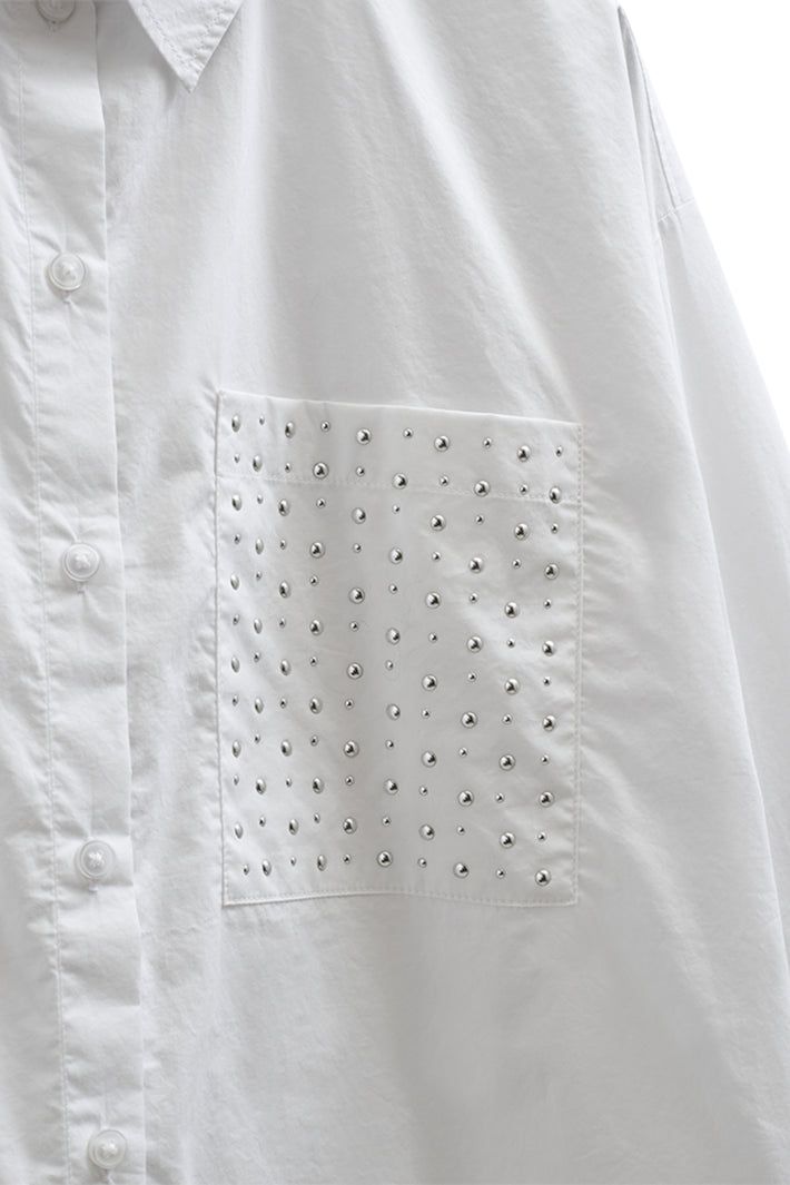 Witte blouse Fqkamille van Freequent, close-up van de lichtgekleurde, katoenen blouse met knoopsluiting en lange mouwen.