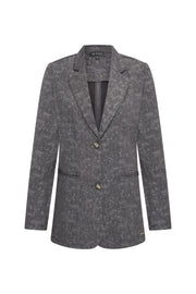 Mi Piace reiskostuum blazer in donkergrijs met steenfolie print, getoond op een model, op een neutrale achtergrond.