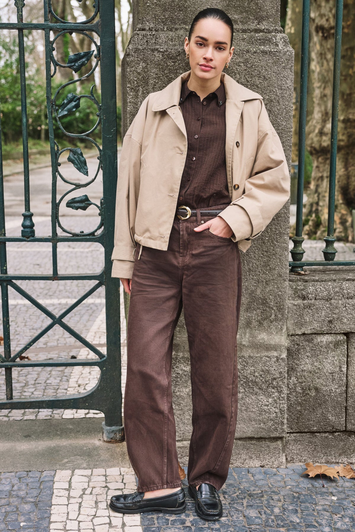 Donkere denim jeans van EsQualo Barrel Cacao F26.12513 met rechte pasvorm en stikdetails, hangend aan een witte achtergrond.