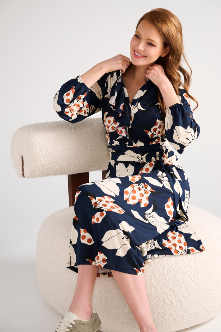 K-design maxi jurk met ruches en bloemenprint, vloeiende stof en elegante uitstraling, ideaal voor zomerse gelegenheden