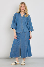 Vrijetijdsrok Fqmilo Medium Blue Denim van Freequent, met rechte snit en denim textuur, op een model gedragen.