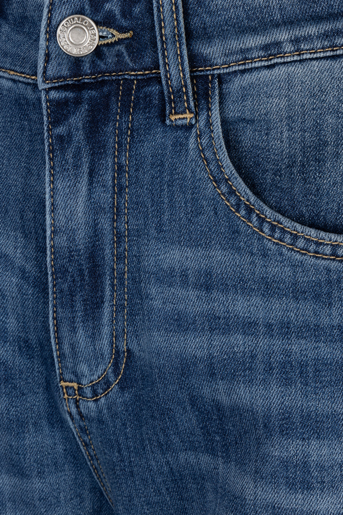Blauwe Barrel fit jeans van EsQualo met rechte snit en vijf zakken, gedragen door een persoon in een casual outfit.