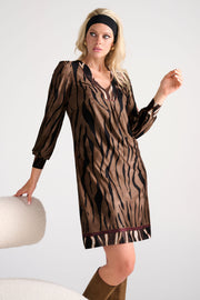 Dierenprint jurk van K-design met korte mouwen en ronde hals, vloeiend model, op een wit achtergrond.