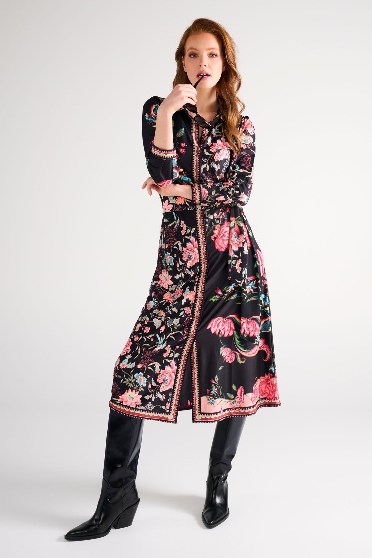 Lange maxi jurk met bloemenprint van K-design, lichtgewicht stof en vloeiende pasvorm, geschikt voor zomerse gelegenheden.
