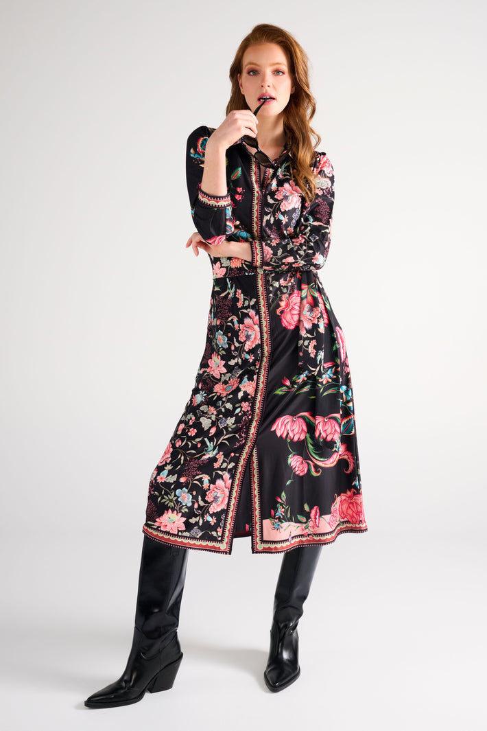 Lange maxi jurk met bloemenprint van K-design, lichtgewicht stof en vloeiende pasvorm, geschikt voor zomerse gelegenheden.