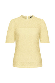 Lemon gele Travel Top Lace van Mi Piace, met fijne kantdetails en een elegante pasvorm, zichtbaar in de afbeelding.