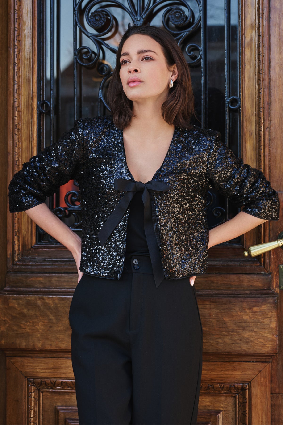 Zwart blazer short van EsQualo met strikdetail, gedragen door een model, close-up van de pasvorm en stoftextuur.