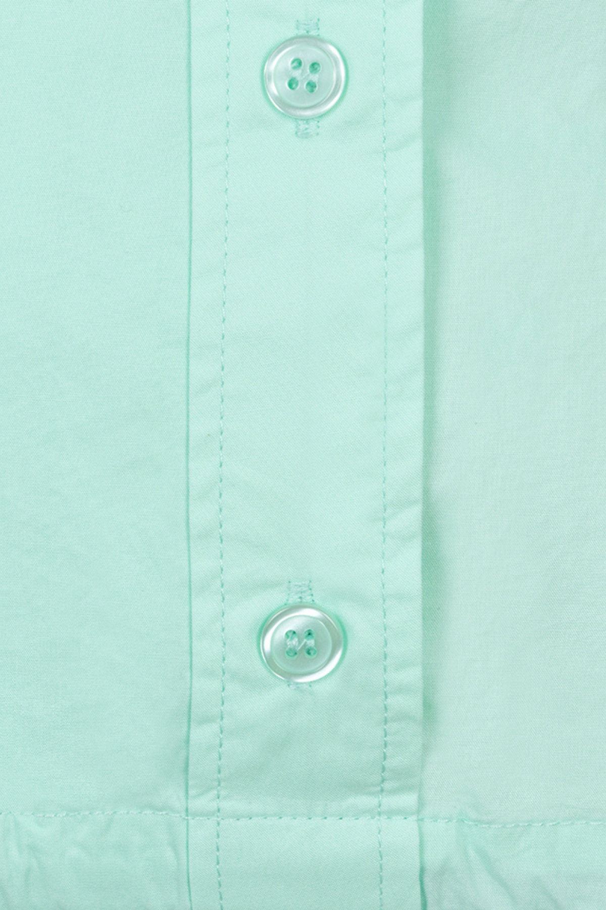 Mintgroene cropped blouse van EsQualo met poplin stof, korte mouwen en knoopsluiting, gedragen door een model.