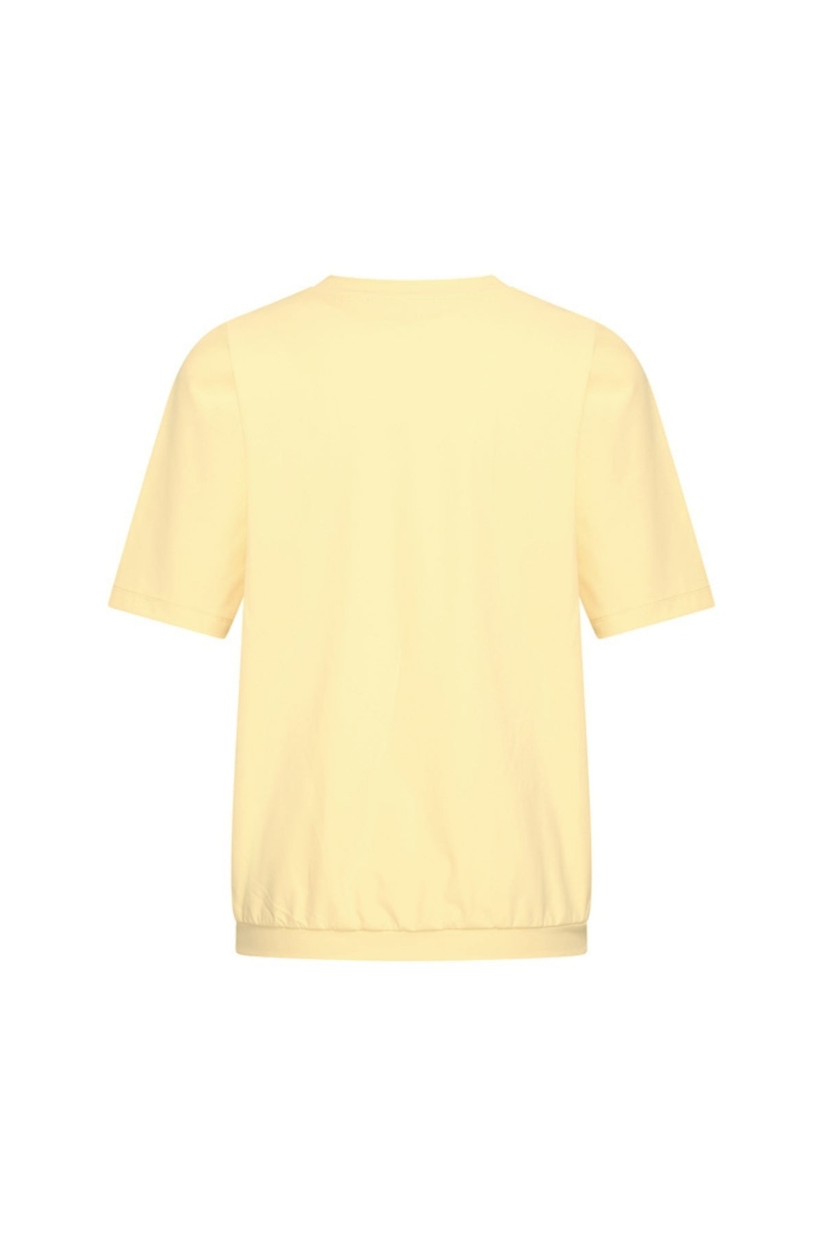 Lemon gele travel top van Mi Piace met geplooide details, gedragen door een model, geschikt voor reizen en casual wear