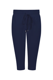 Zoso Linda navy travel capri broek met elastische tailleband en comfortabele pasvorm, geschikt voor reizen en casual draagstijl.