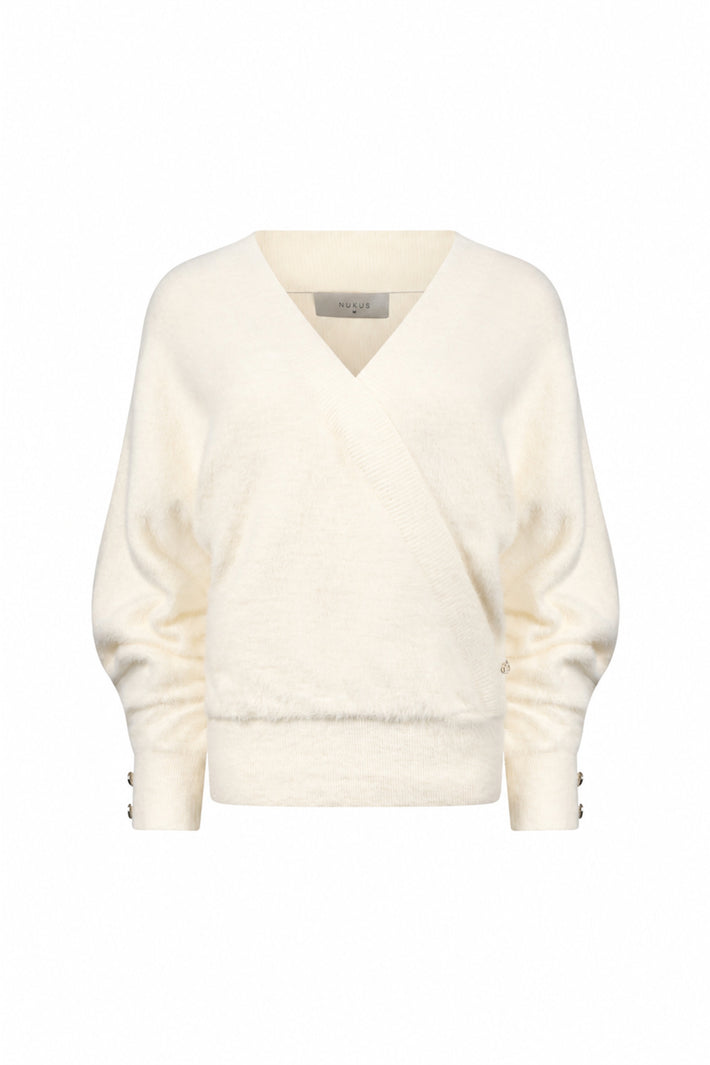 Offwhite Nukus Beau Wrap trui met losse pasvorm en V-hals, getoond op een model.
