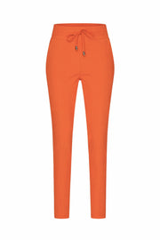 Oranje reisbroek van Mi Piace, comfortabel en stijlvol, met elastische taille en praktische zakken voor reizen en vakanties.