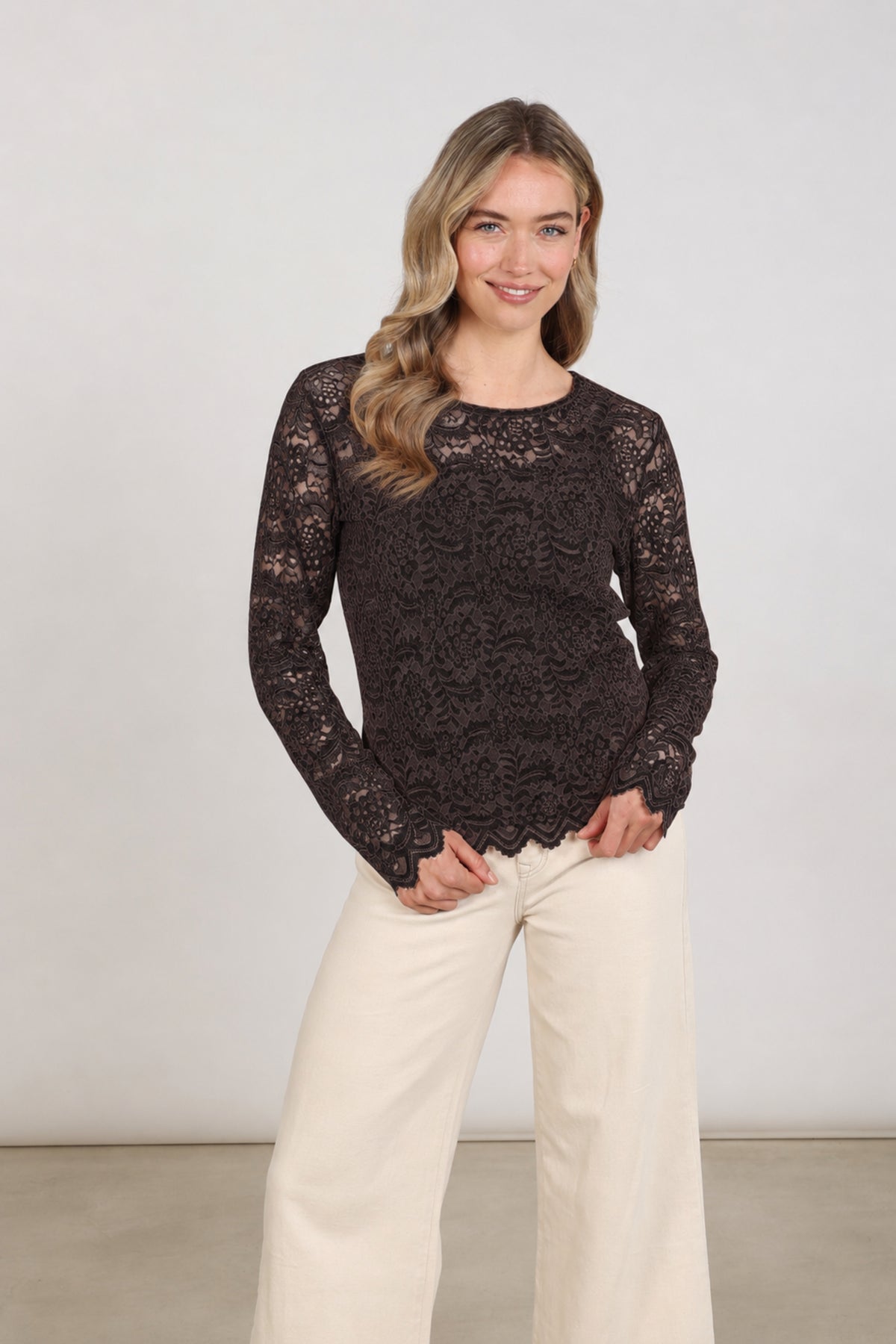 Luxe chocolade bralette top Wies Lace van Nukus met delicate kanten details, perfect voor elegante lingerie.