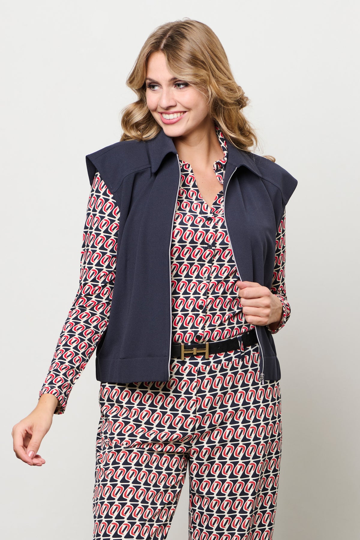 Donkerblauw gilet Gwen van &Co woman met ritssluiting en kraag, getoond in close-up op webafbeelding