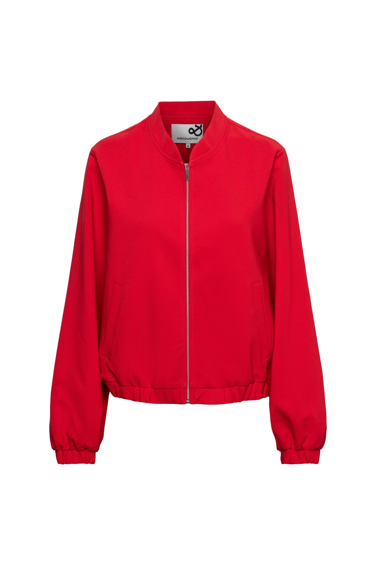 Zelda Rode jas van &Co woman, stijlvolle winterjas met capuchon en ritssluiting, gedragen door een model.