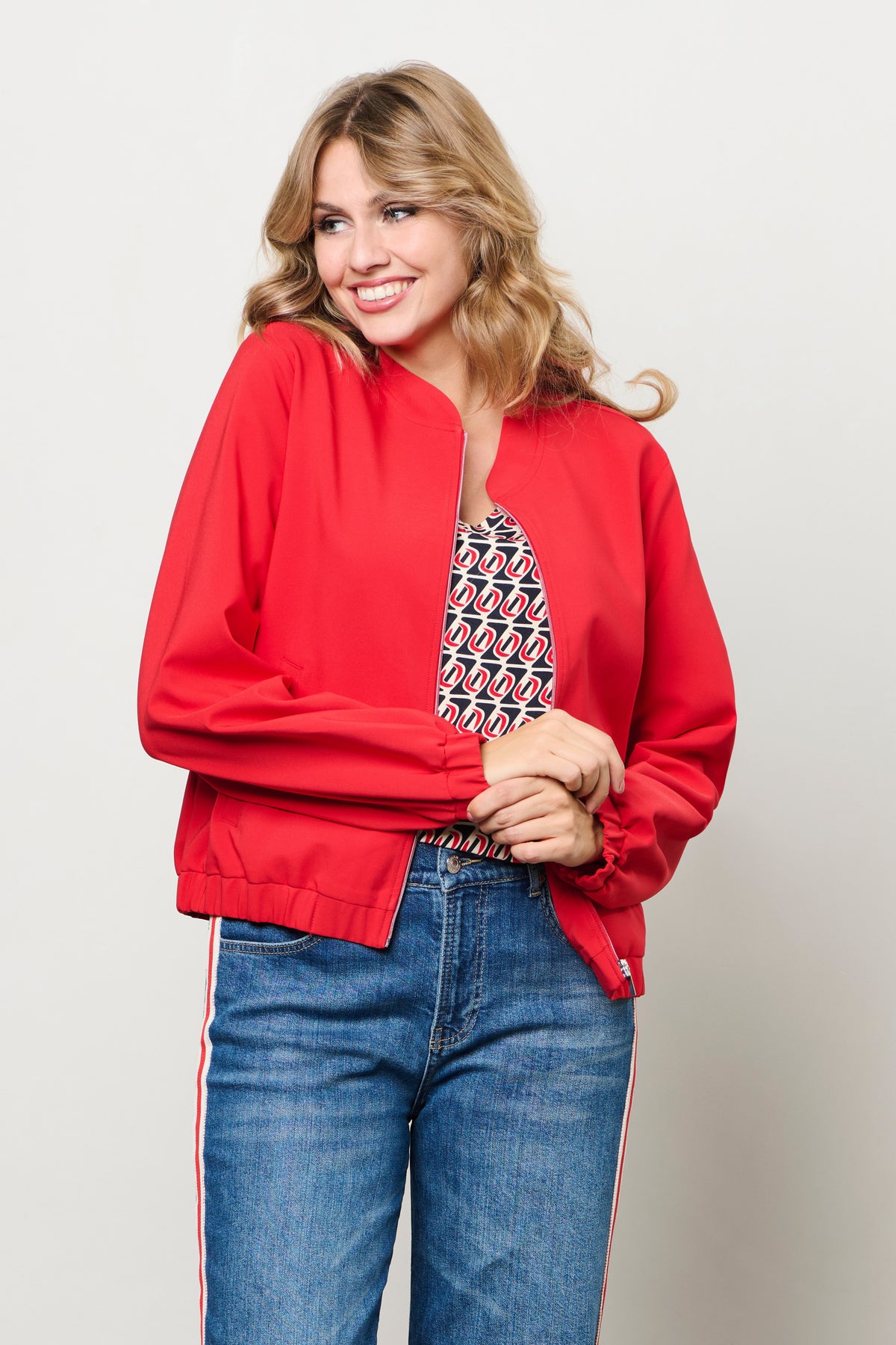 rode Zelda JA151 jas voor dames van &Co woman, close-up van de stijlvolle, gewatteerde winterjas met capuchon