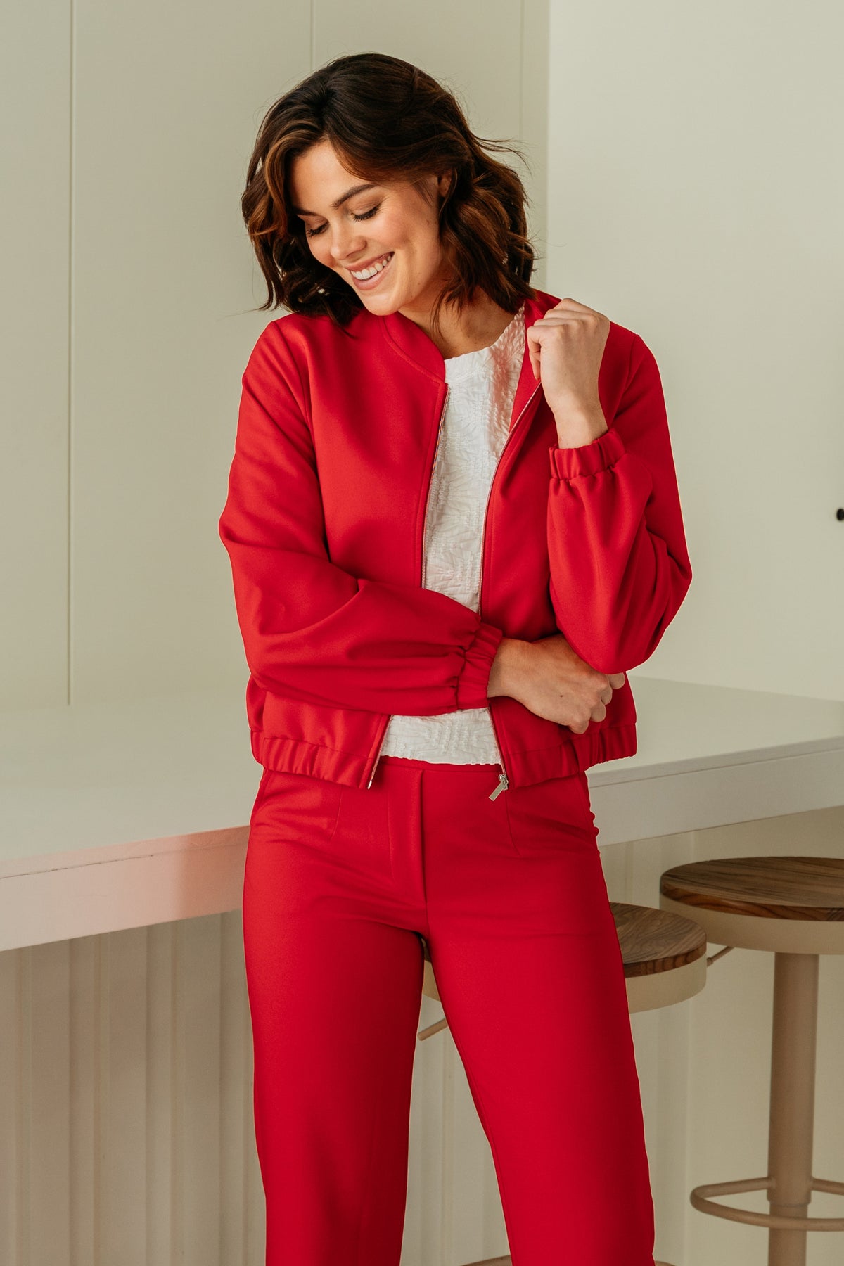 Zelda rode jas voor dames van &Co woman, stijlvolle winterjas met zachte stoffen en ritssluiting, close-up van de jas.