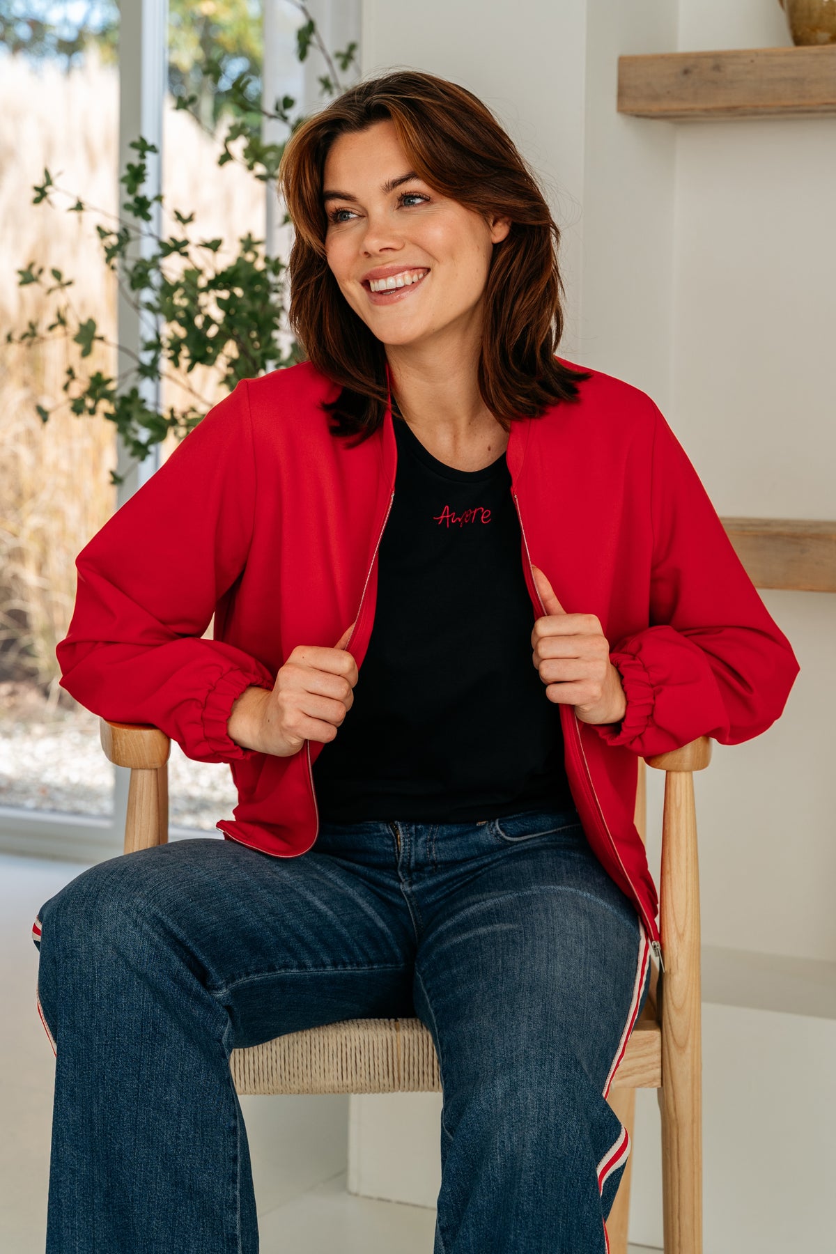 Rode Zelda JA151 jas voor dames van &Co woman, getoond in de webshopafbeelding, met modieuze pasvorm en stijlvolle details