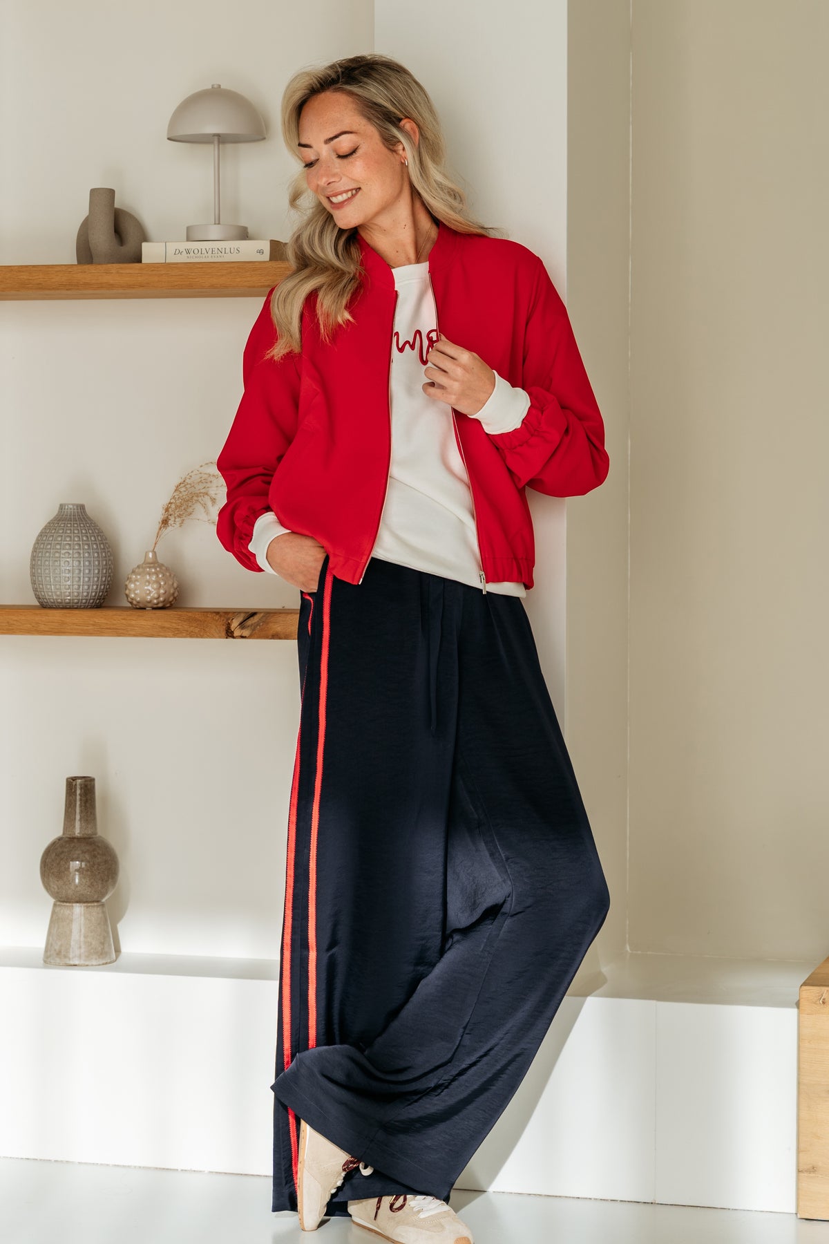 Rode Zelda JA151 jas voor dames van &Co woman, getoond op een mannequin, met details van de stof en snit zichtbaar.