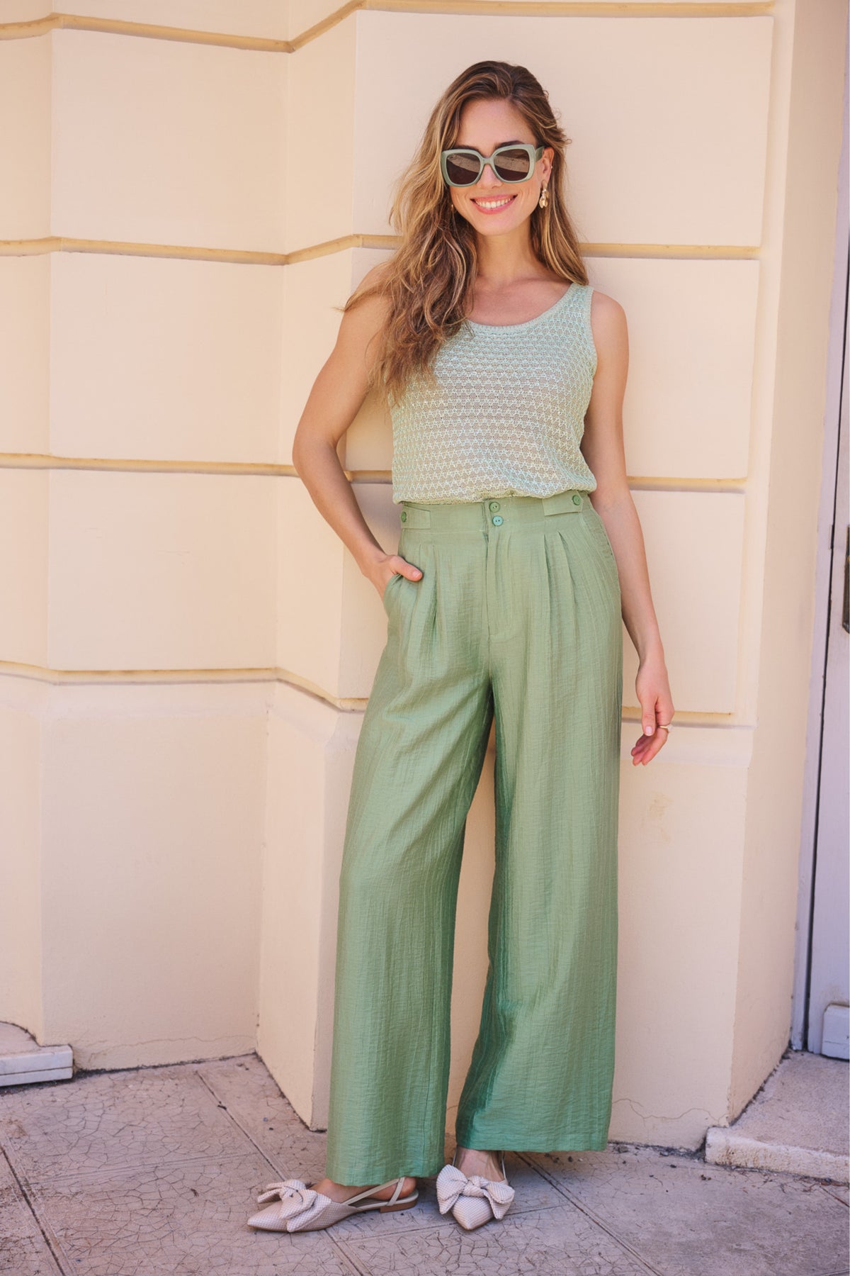 Lichte junglegroene wide crinkle broek van EsQualo, comfortabel en stijlvol voor casual draagstijl.