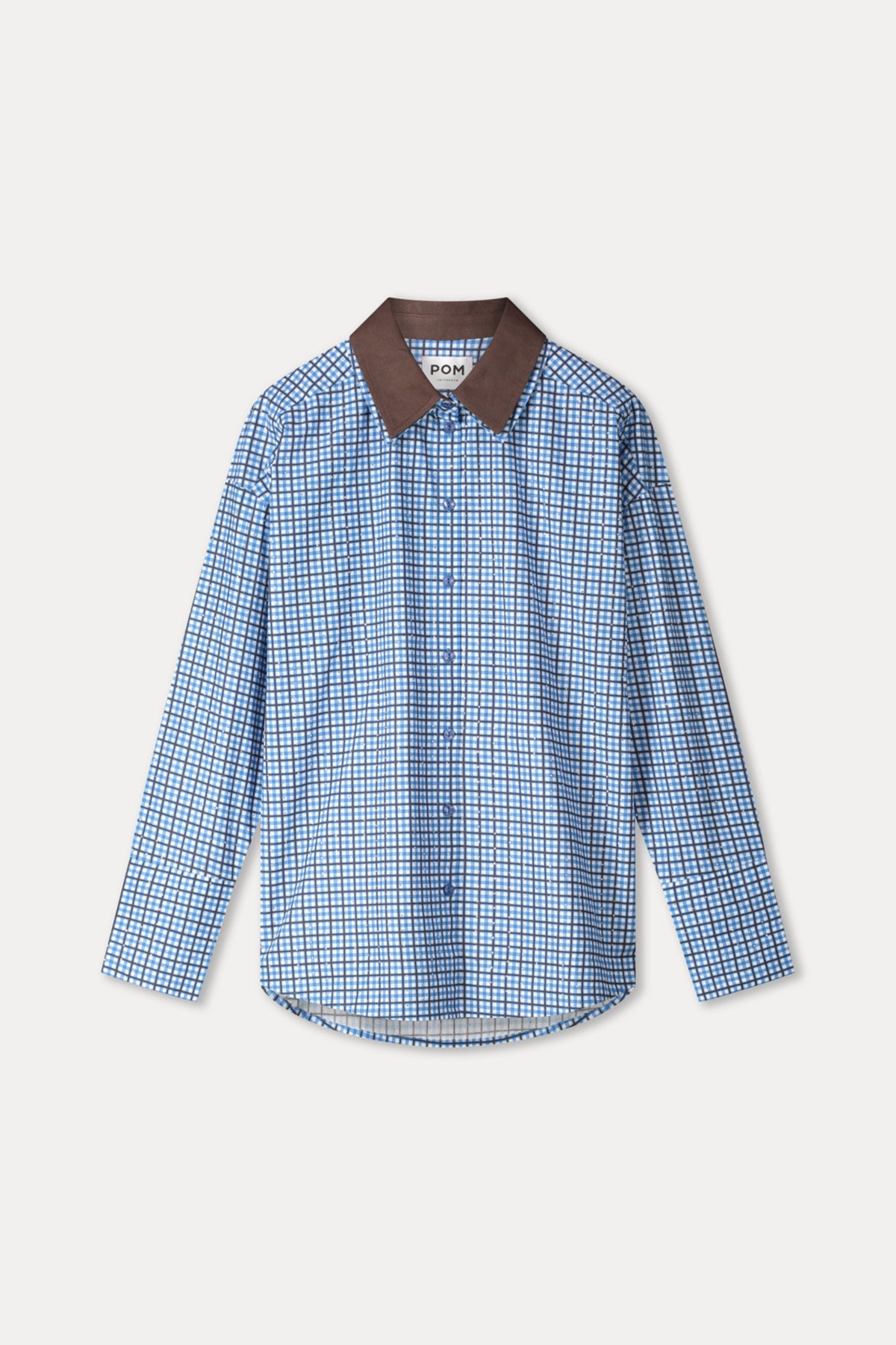 Blouse Beau Check in saffierblauw van POM Amsterdam met geklede kraag en lange mouwen, getoond op een model.