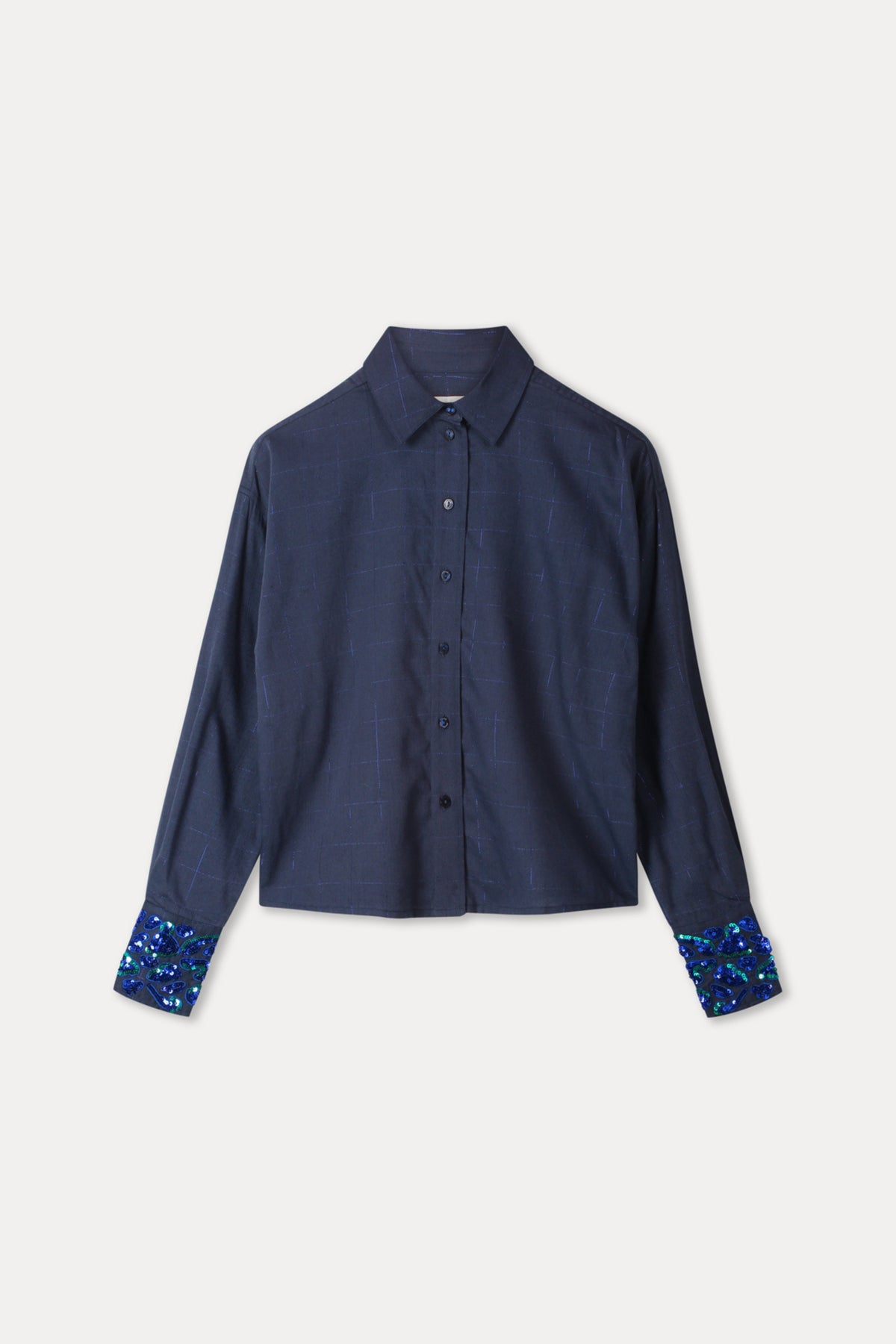 Blouse Lexi Eternal Blue van POM Amsterdam met lange mouwen en zijwaartse split, gedragen door een model.