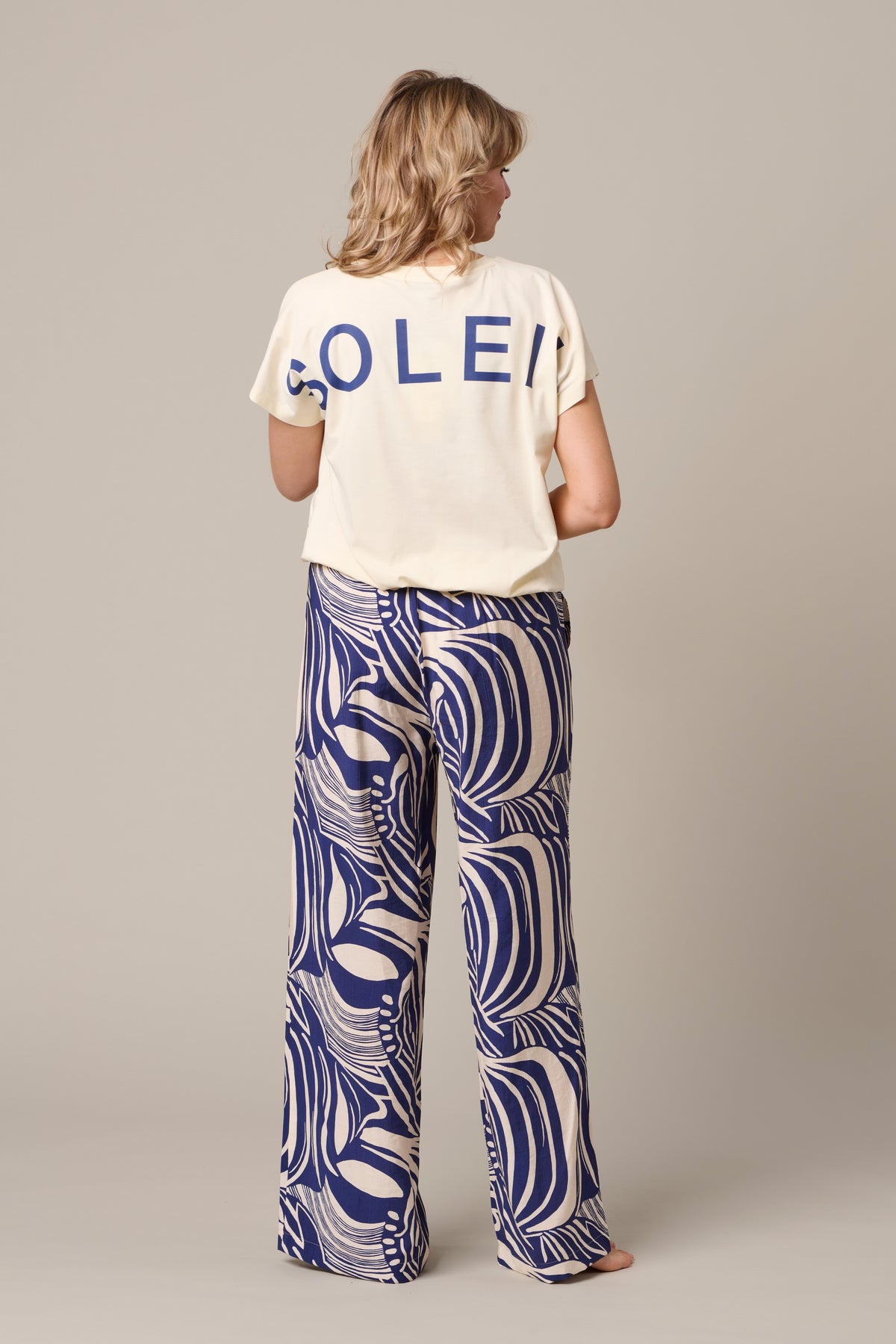 Blauwe multi-color Nessy Weave broek van &Co woman, getailleerd met patroon en comfortabele pasvorm, zichtbaar in de afbeelding.