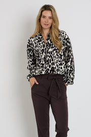 Zoso Travel blouse Daphne zwart espresso met lange mouwen en stijlvolle pasvorm, geschikt voor reizen en casual dragen.