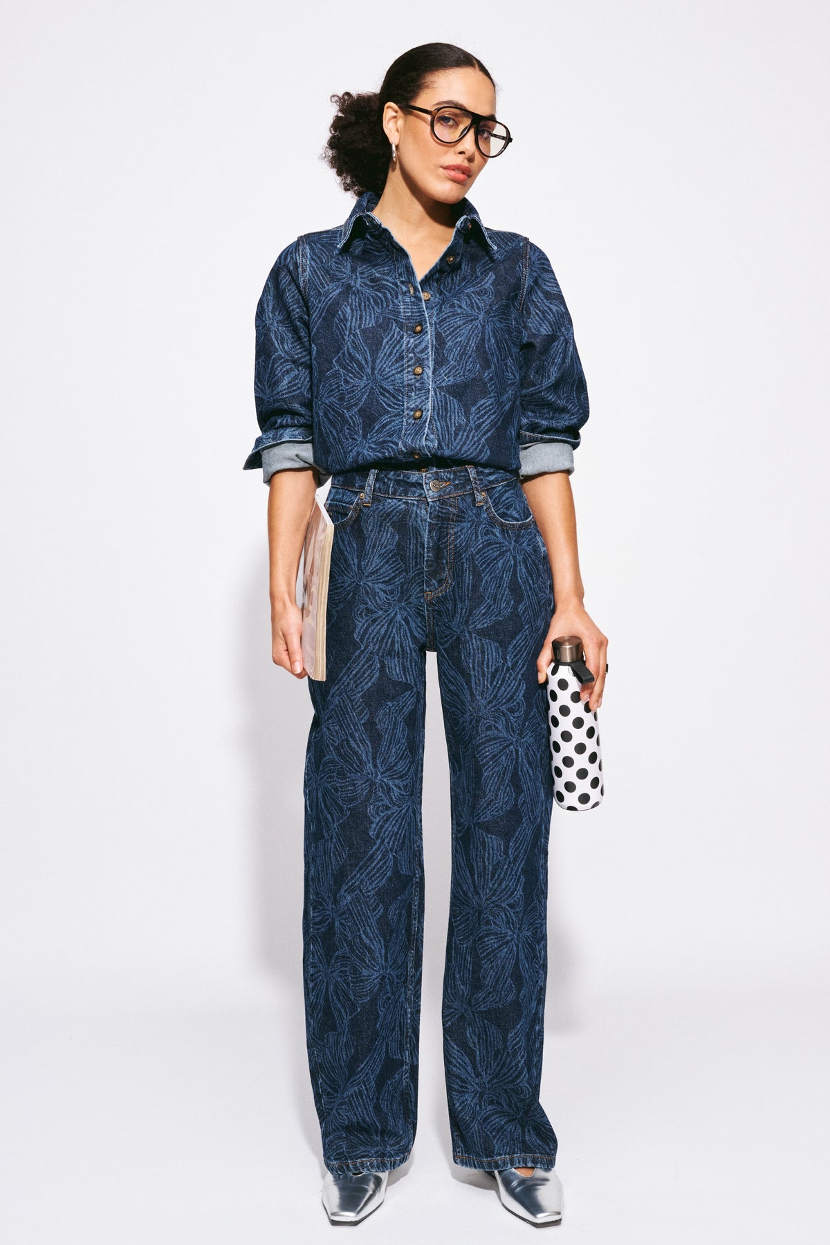 Blouse Yara Bows Mid Blue van POM Amsterdam, close-up van de elegante blouse met strikdetail in middenblauw.